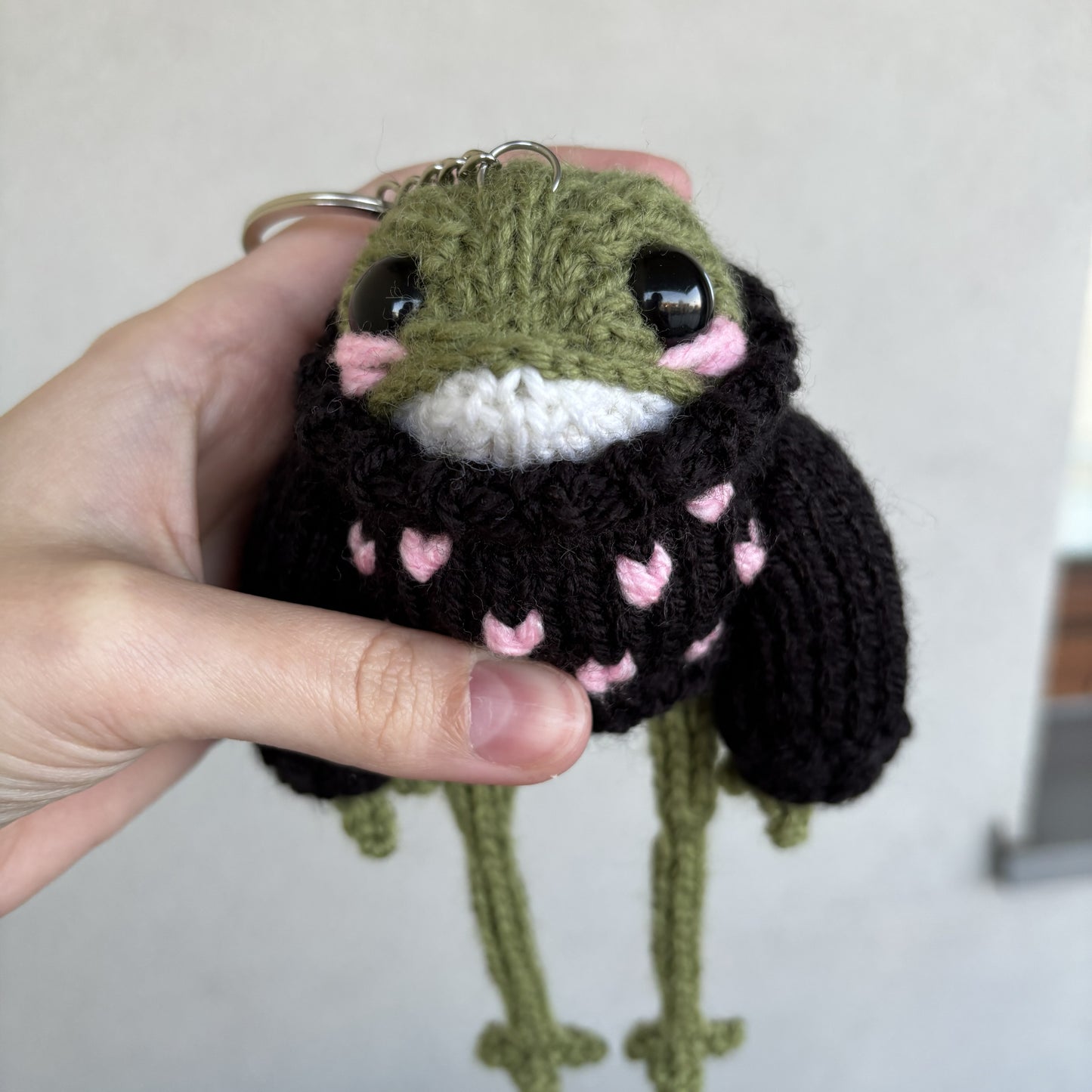 Żabubu w czarnym swetrze