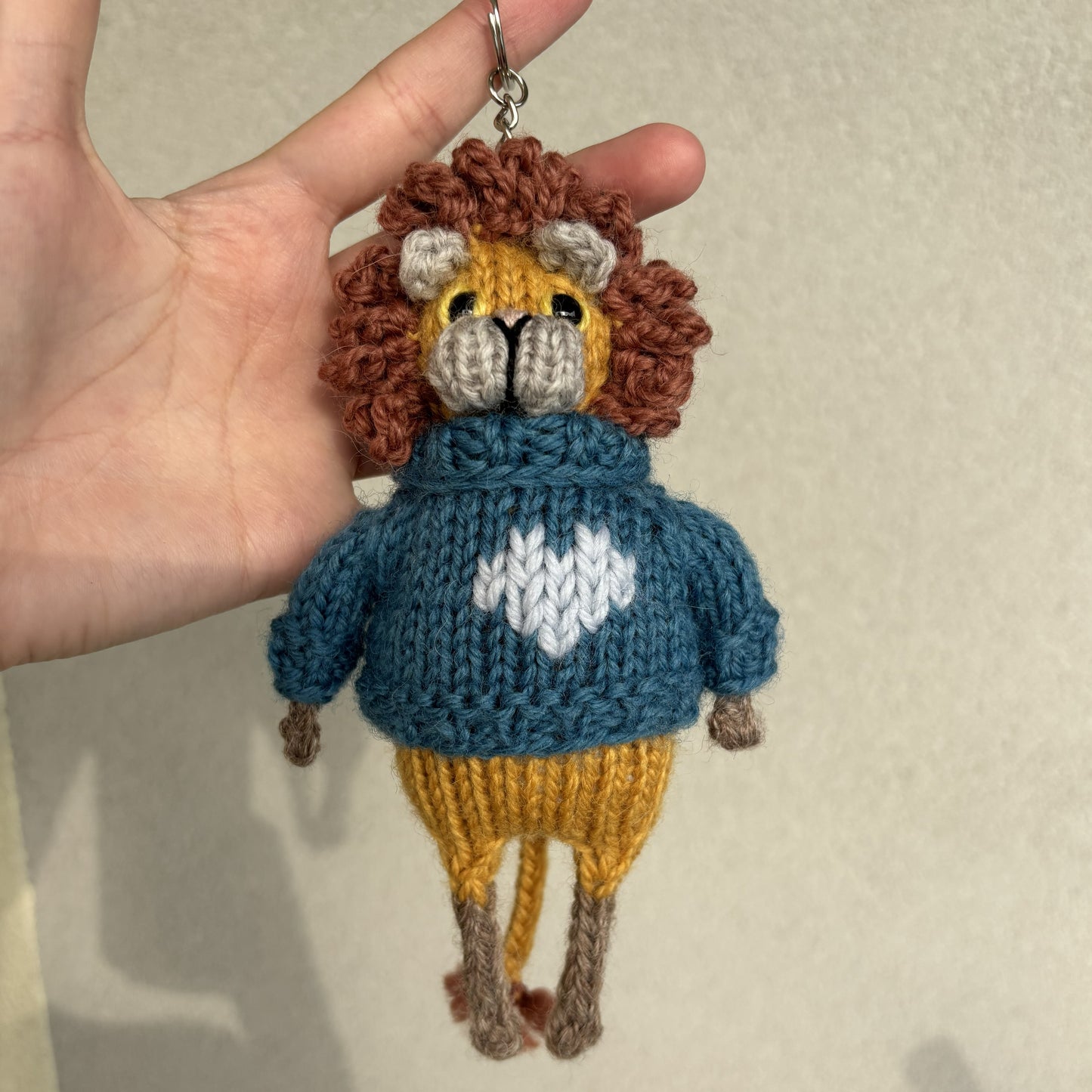 Breloczek Lew w swetrze