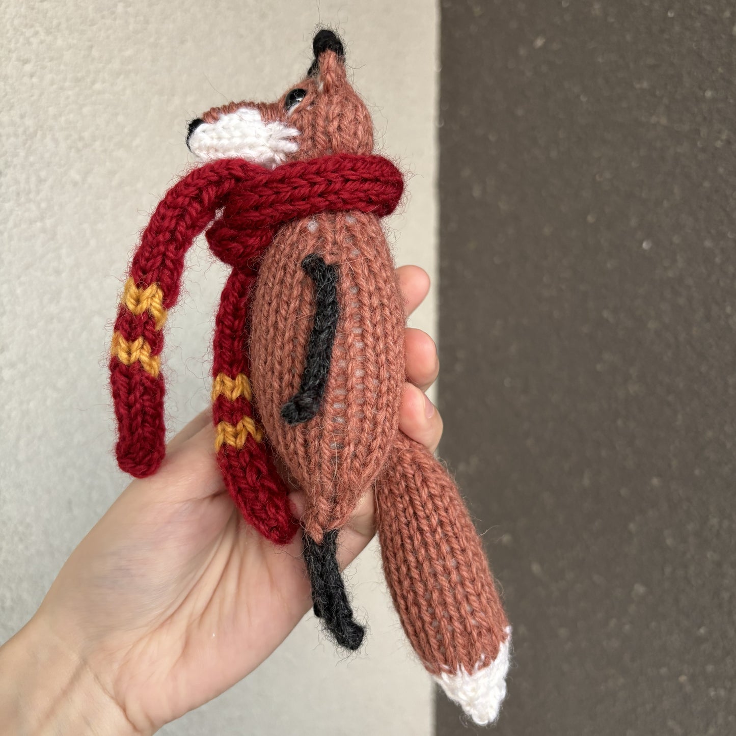 Maskotka Lisek w szaliku Gryffindor