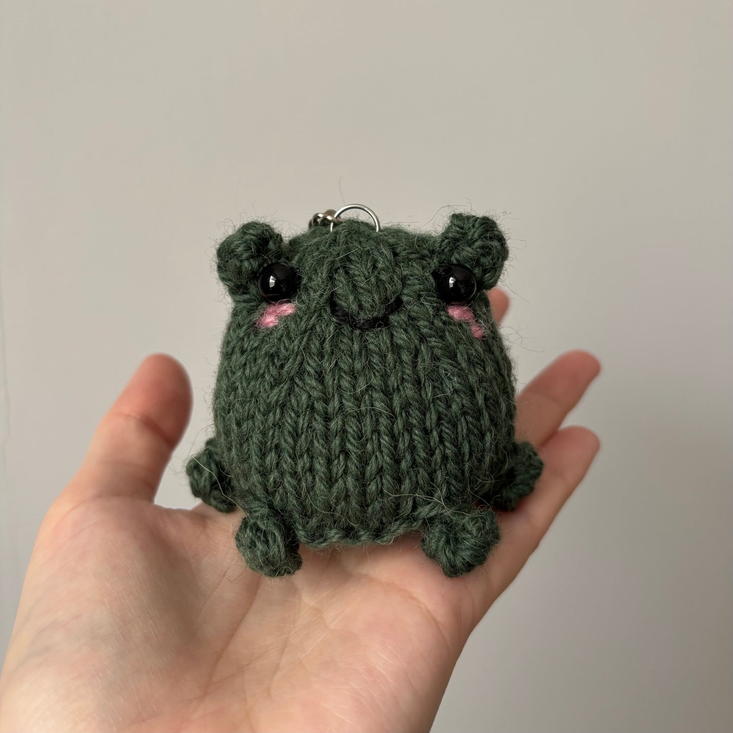 Miniaturowa ciemna żabka-breloczek