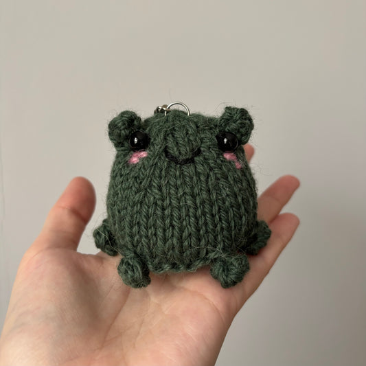 Miniaturowa ciemna żabka-breloczek