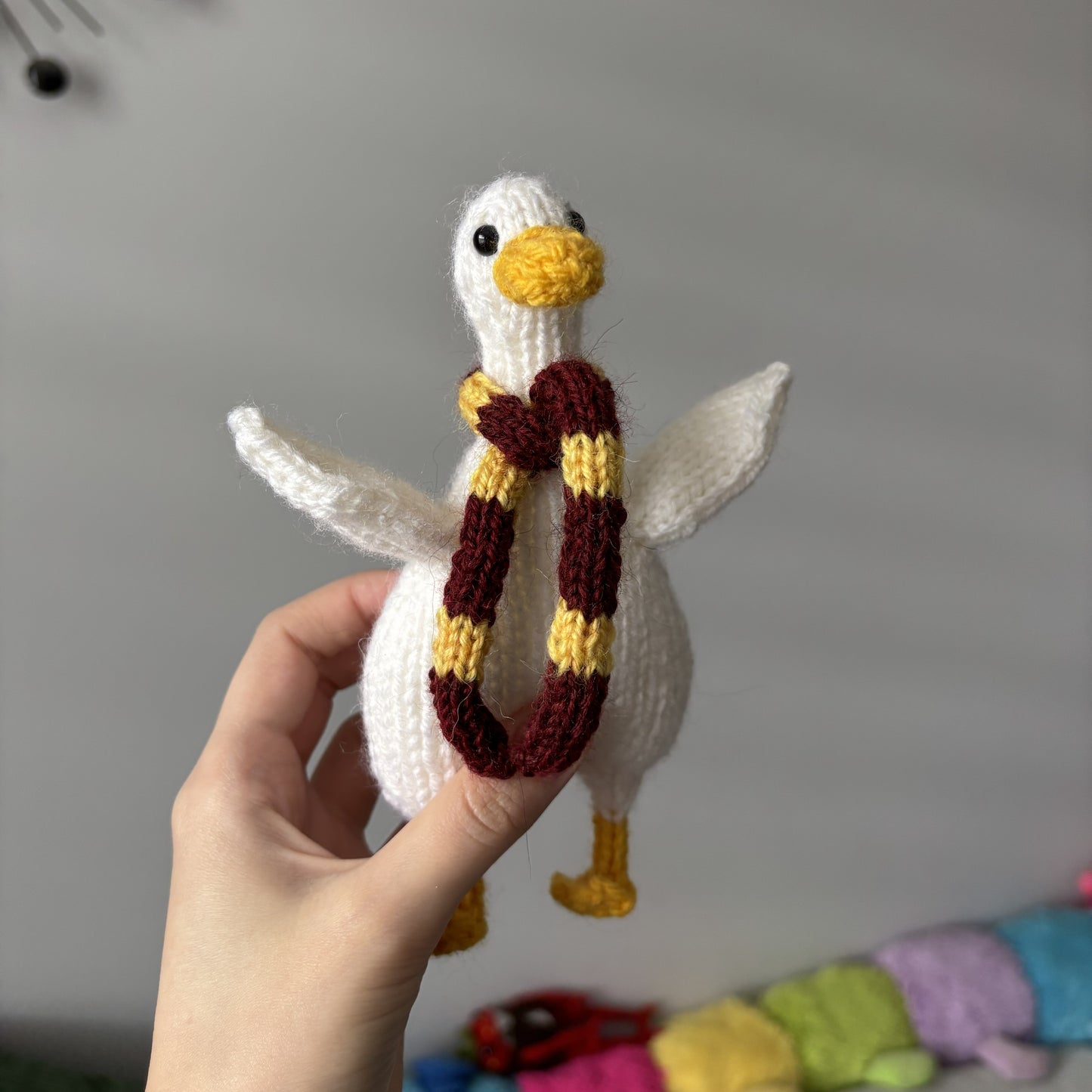Maskotka Kaczka w szaliku Gryffindor