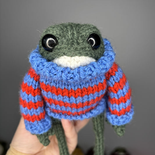 Maskotka Żabka w sweterku w paski