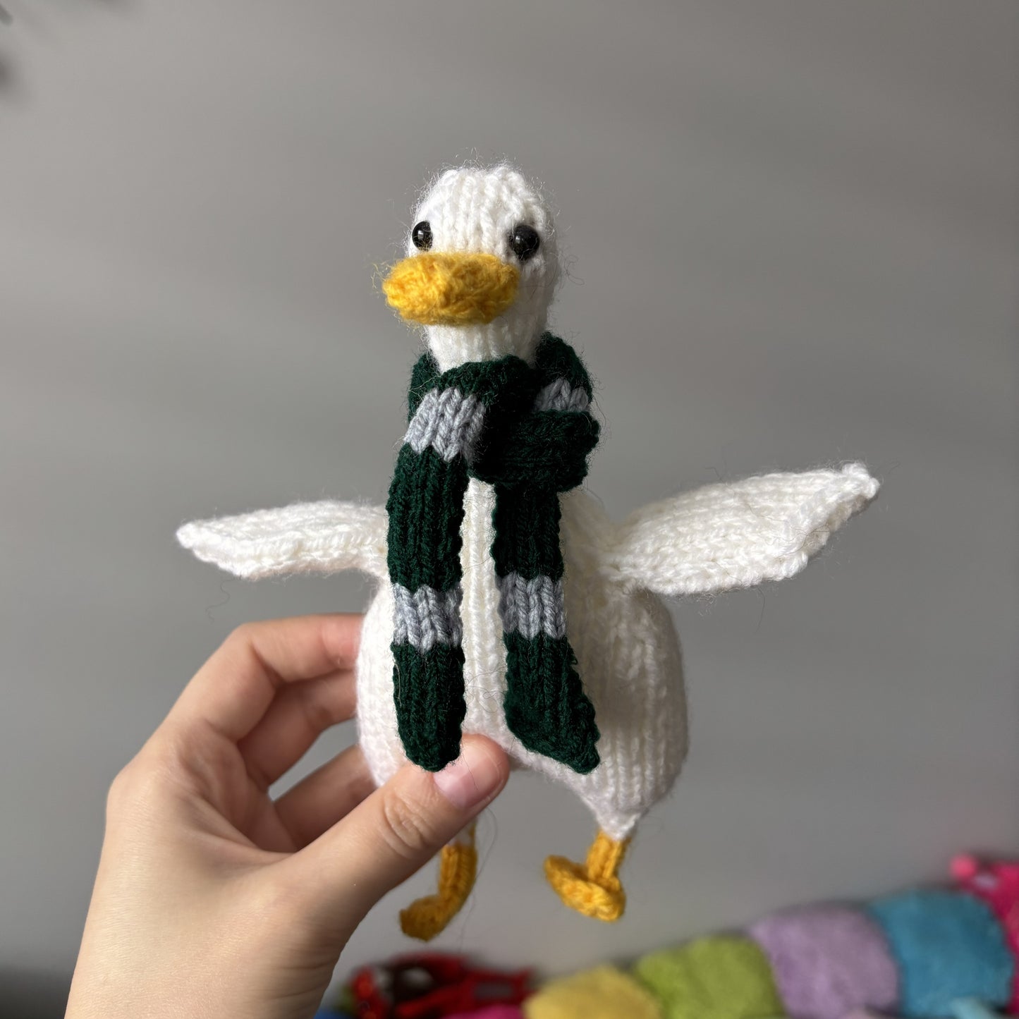 Maskotka Kaczka w szaliku Slytherin