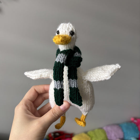 Maskotka Kaczka w szaliku Slytherin