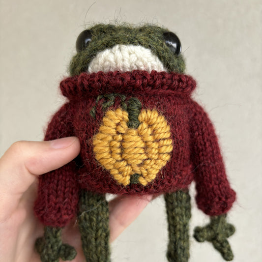 Maskotka Żabka w swetrze z dynią