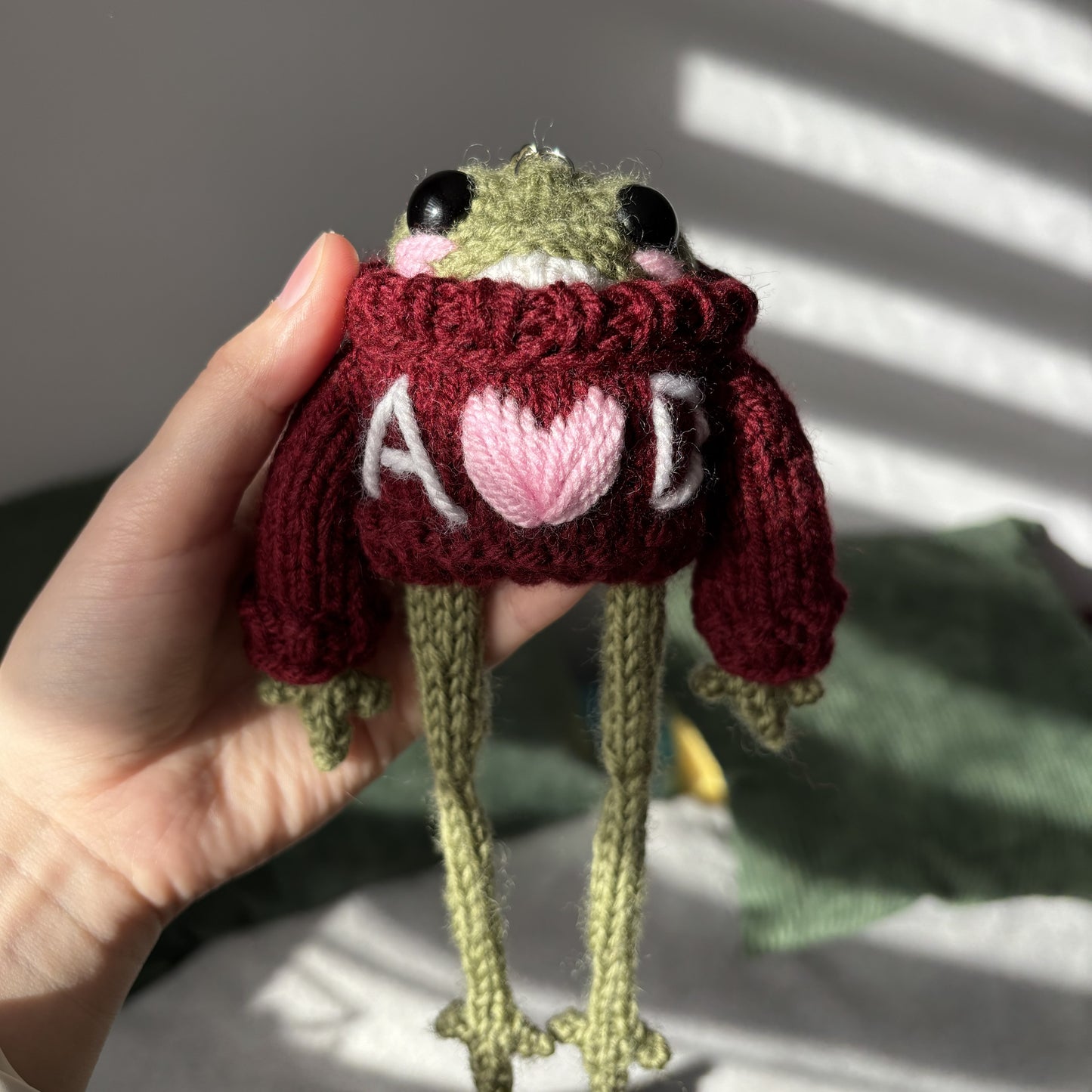 Żabubu w bordowym swetrze z serduszkiem i inicjałami