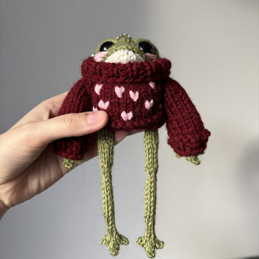 Breloczek Żabubu w bordowym swetrze z inicjałami