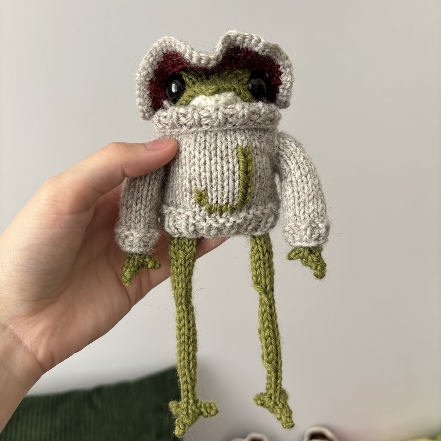 Maskotka Żabka-muchomorek z literką beżowy