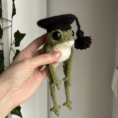 Maskotka Żabka absolwent