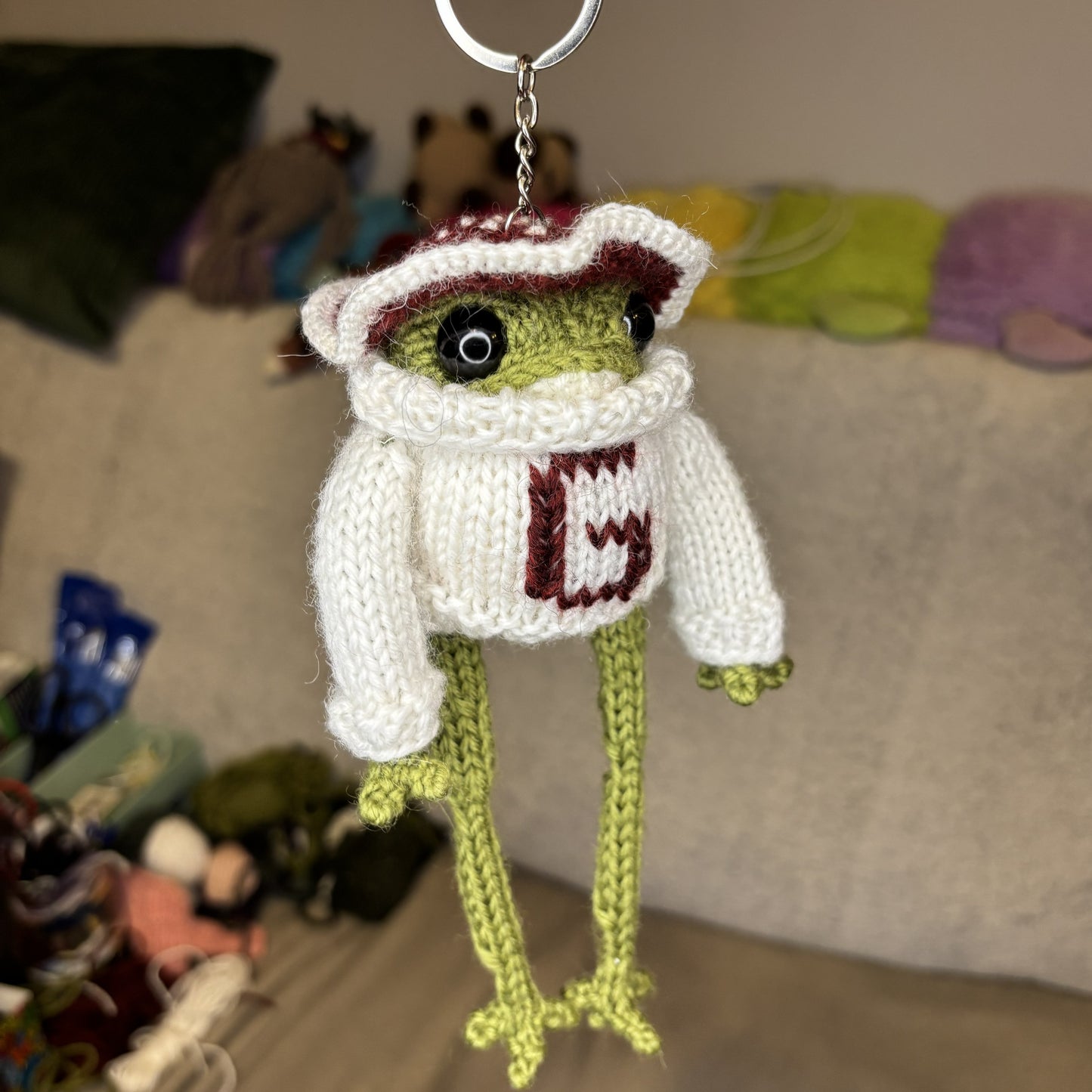 Breloczek Żabka-muchomorek z literką biały
