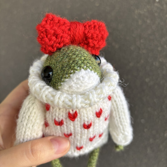 Maskotka Żabka z dużą kokardką