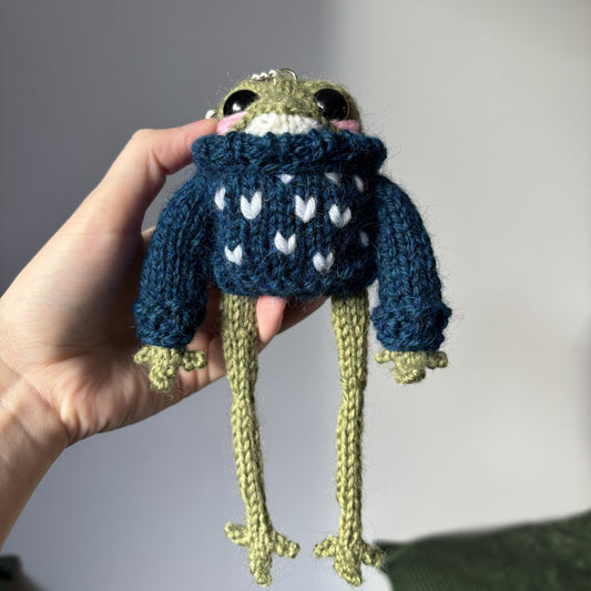 Breloczek Żabubu w granatowym swetrze z inicjałami