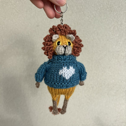 Breloczek Lew w swetrze