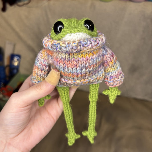 Maskotka Żabka w kolorowym sweterku