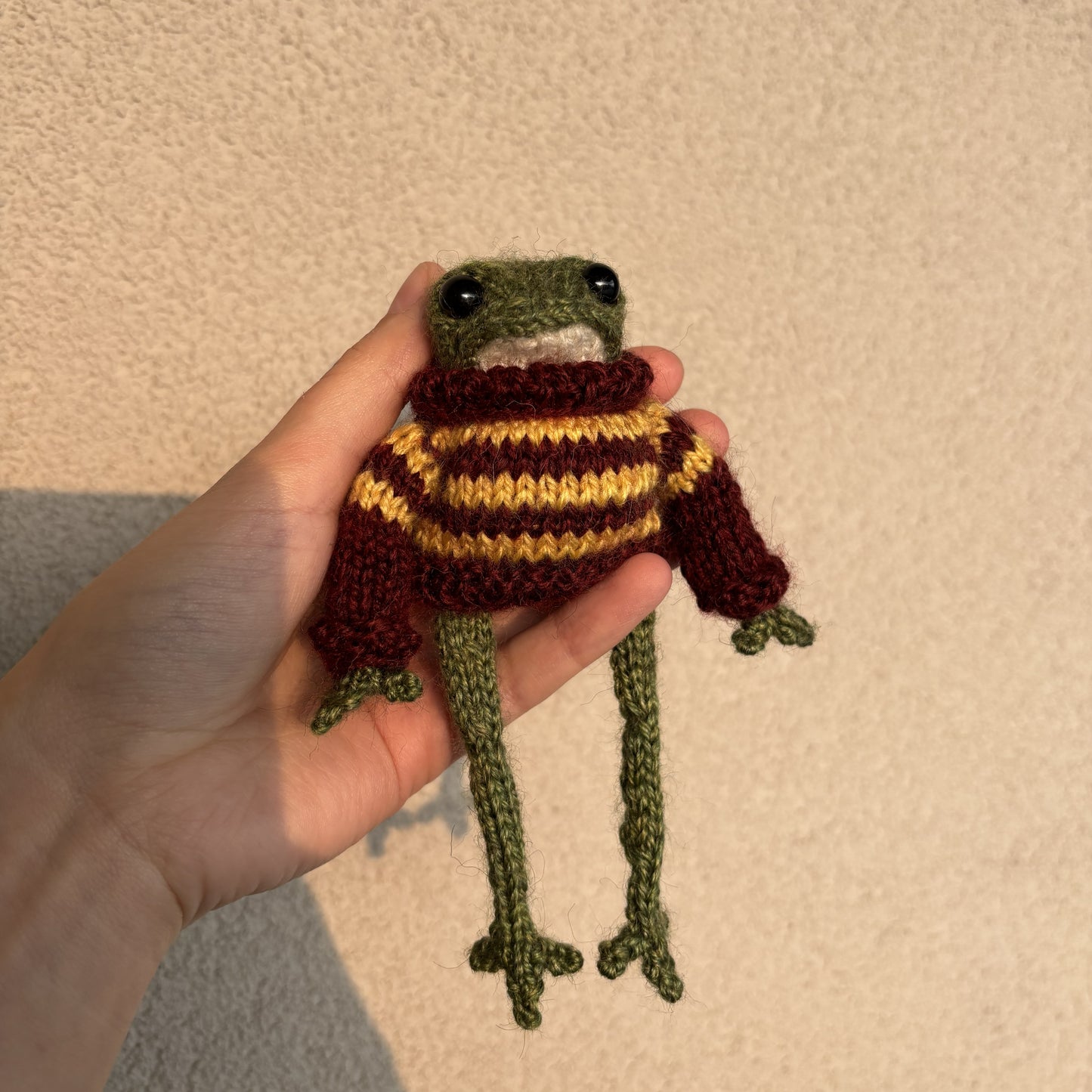 Maskotka Żabka mała w swetrze bordowo-żółtym