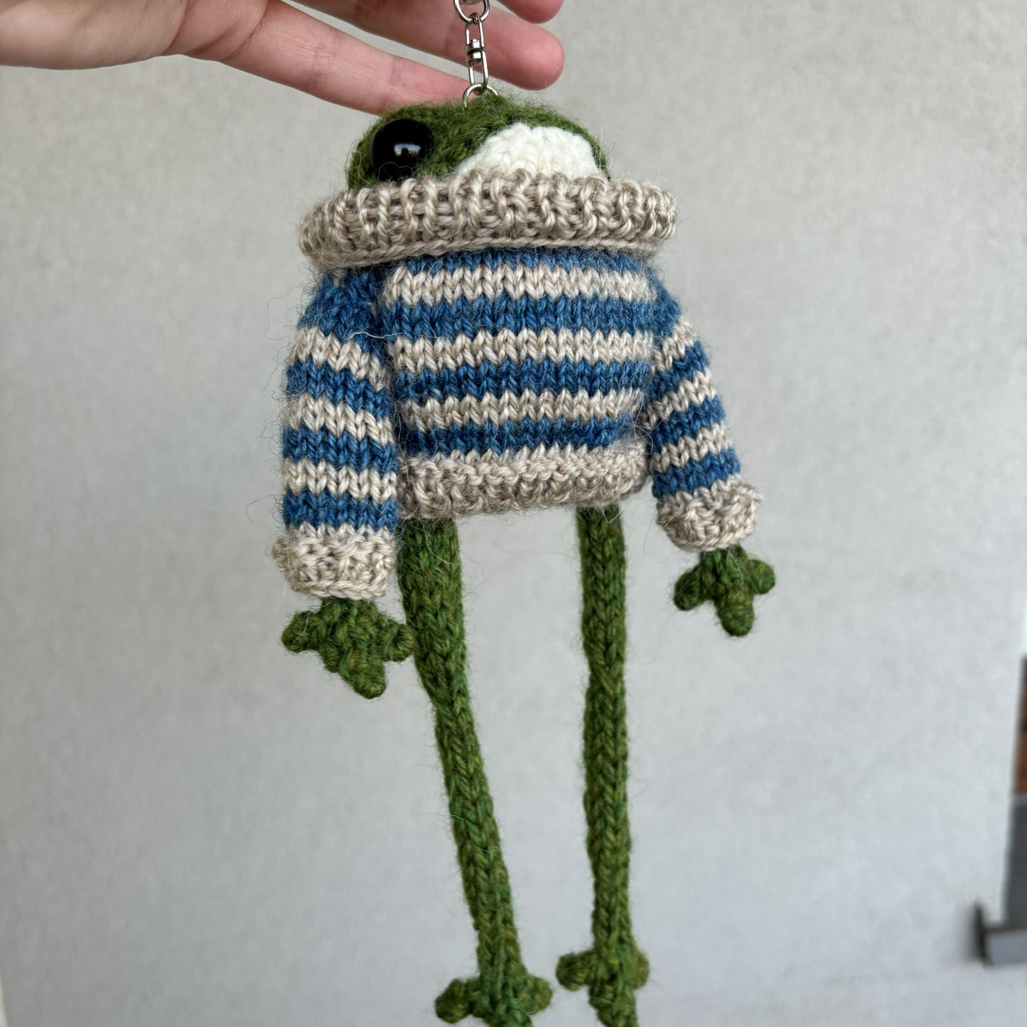 Breloczek Żabka w swetrze beżowo-błękitnym