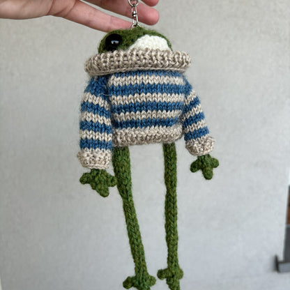 Breloczek Żabka w swetrze beżowo-błękitnym