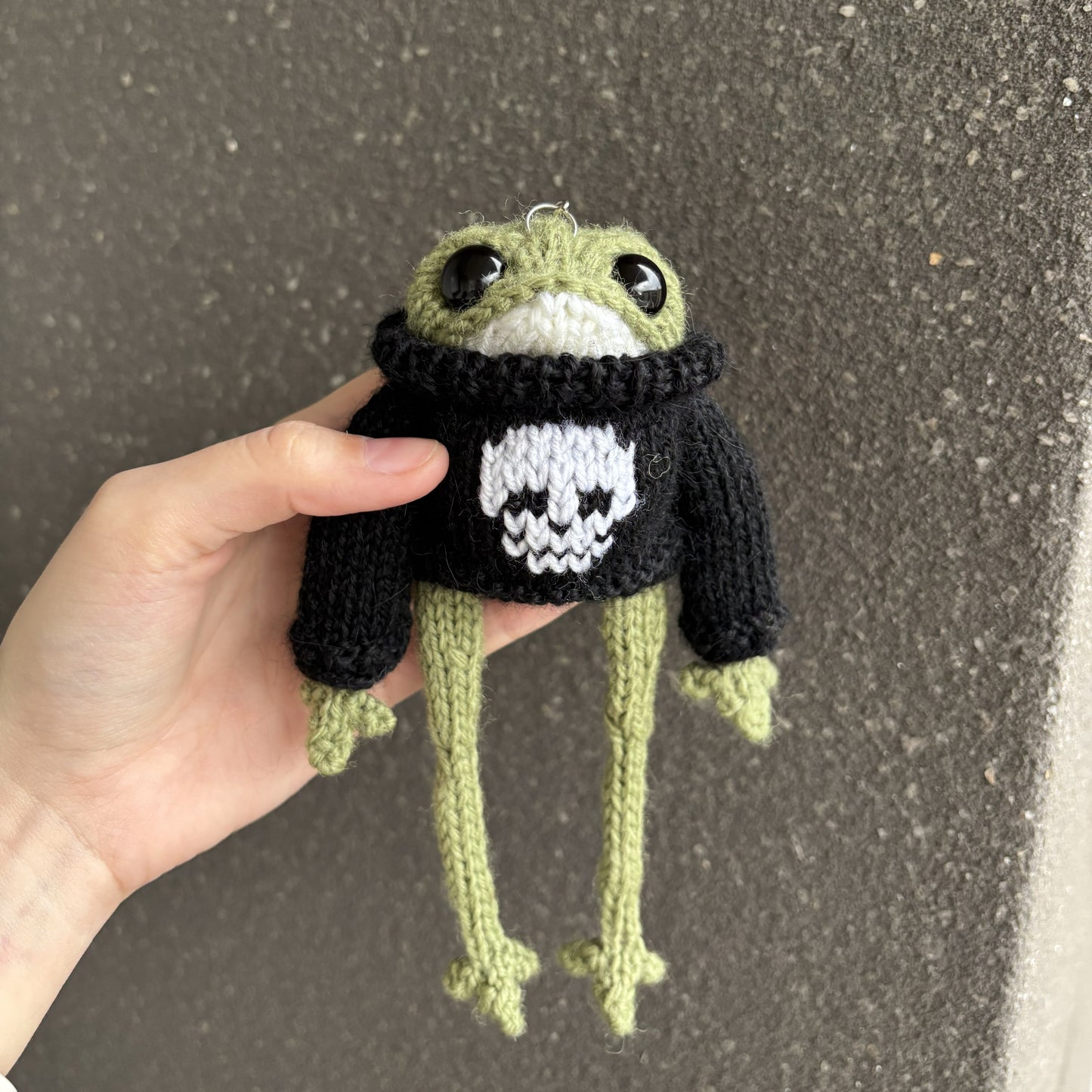 Breloczek Żabka w swetrze z czaszką