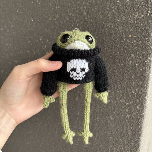 Breloczek Żabka w swetrze z czaszką