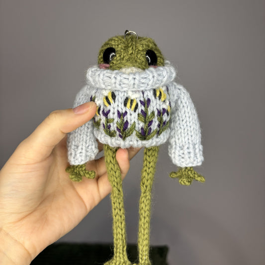Żabka w sweterku z pszczołami i lawendą (z breloczkiem)