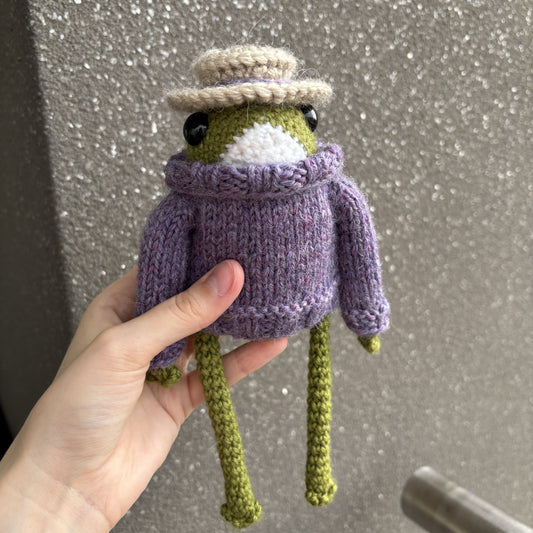 Maskotka Żabka w kapeluszu