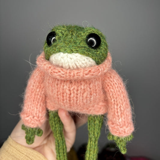 Maskotka Żabka w brzoskwiniowym sweterku