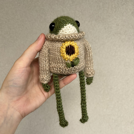 Maskotka Żabka w swetrze ze słonecznikiem