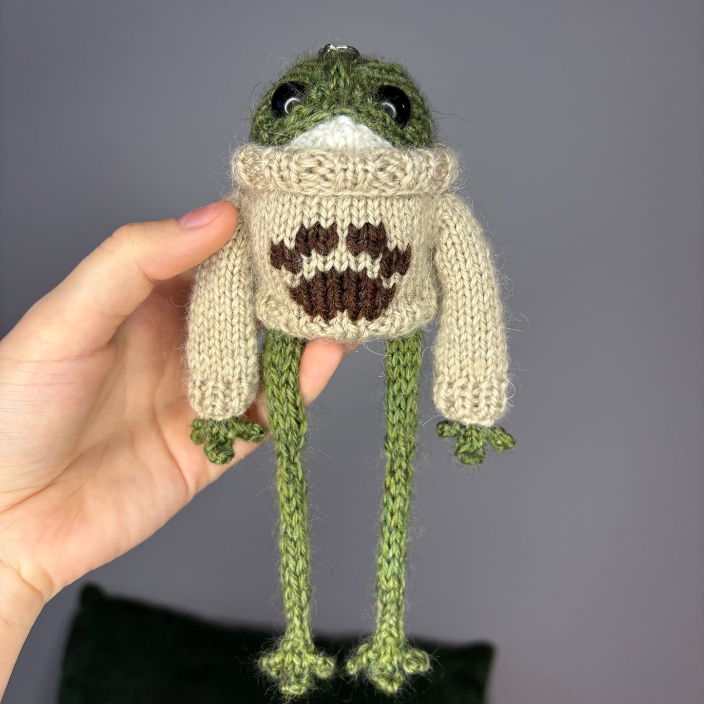 Żabka w sweterku z łapką (z breloczkiem)