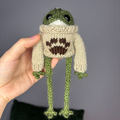 Żabka w sweterku z łapką (z breloczkiem)