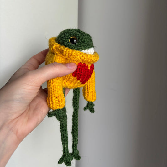 Żabka w żółtym swetrze z serduszkiem (bez breloczka)