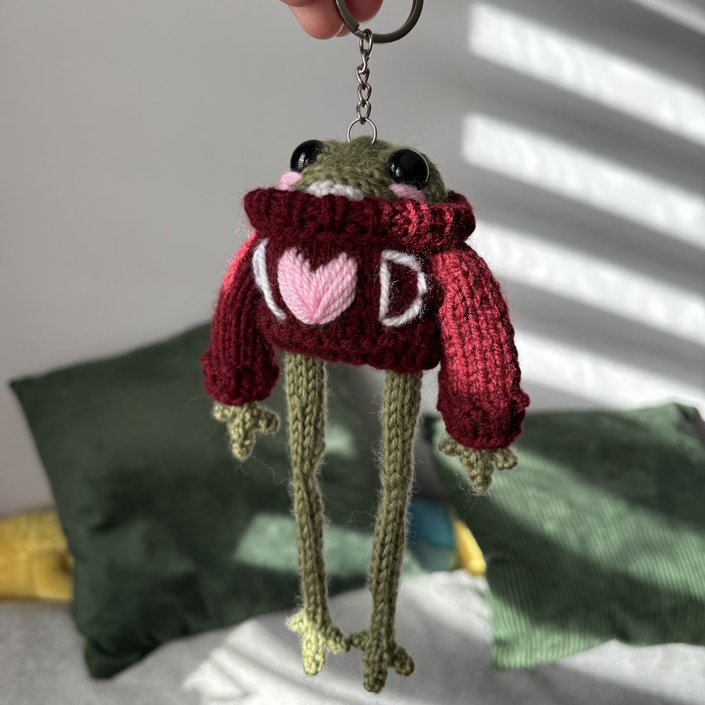 Żabubu w bordowym swetrze z serduszkiem i inicjałami