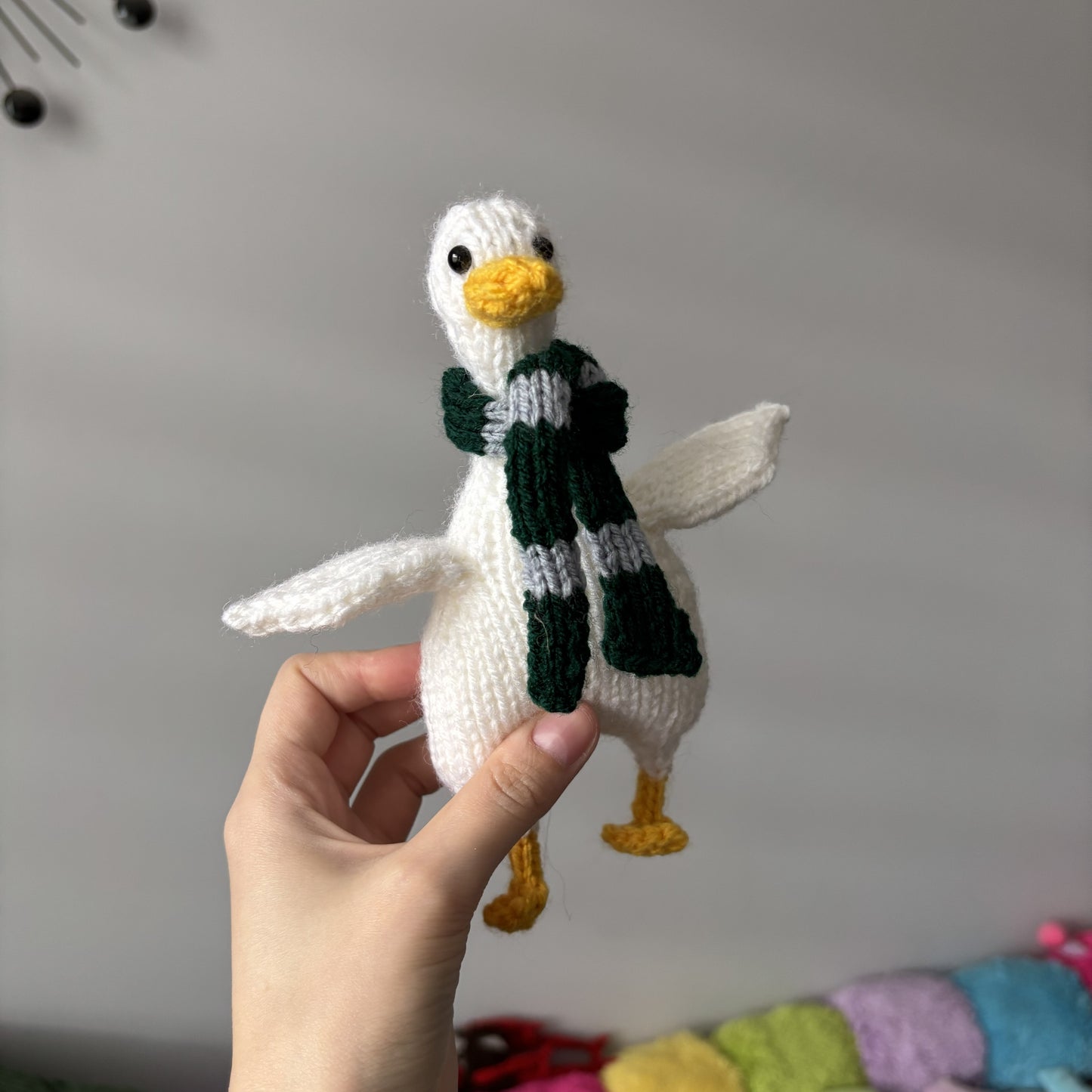 Maskotka Kaczka w szaliku Slytherin