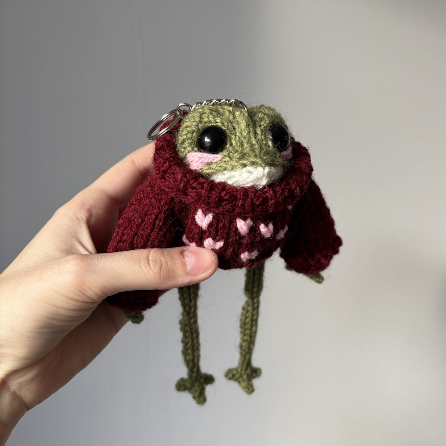 Breloczek Żabubu w bordowym swetrze z inicjałami