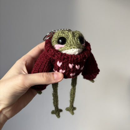 Breloczek Żabubu w bordowym swetrze z inicjałami