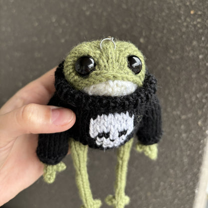Breloczek Żabka w swetrze z czaszką