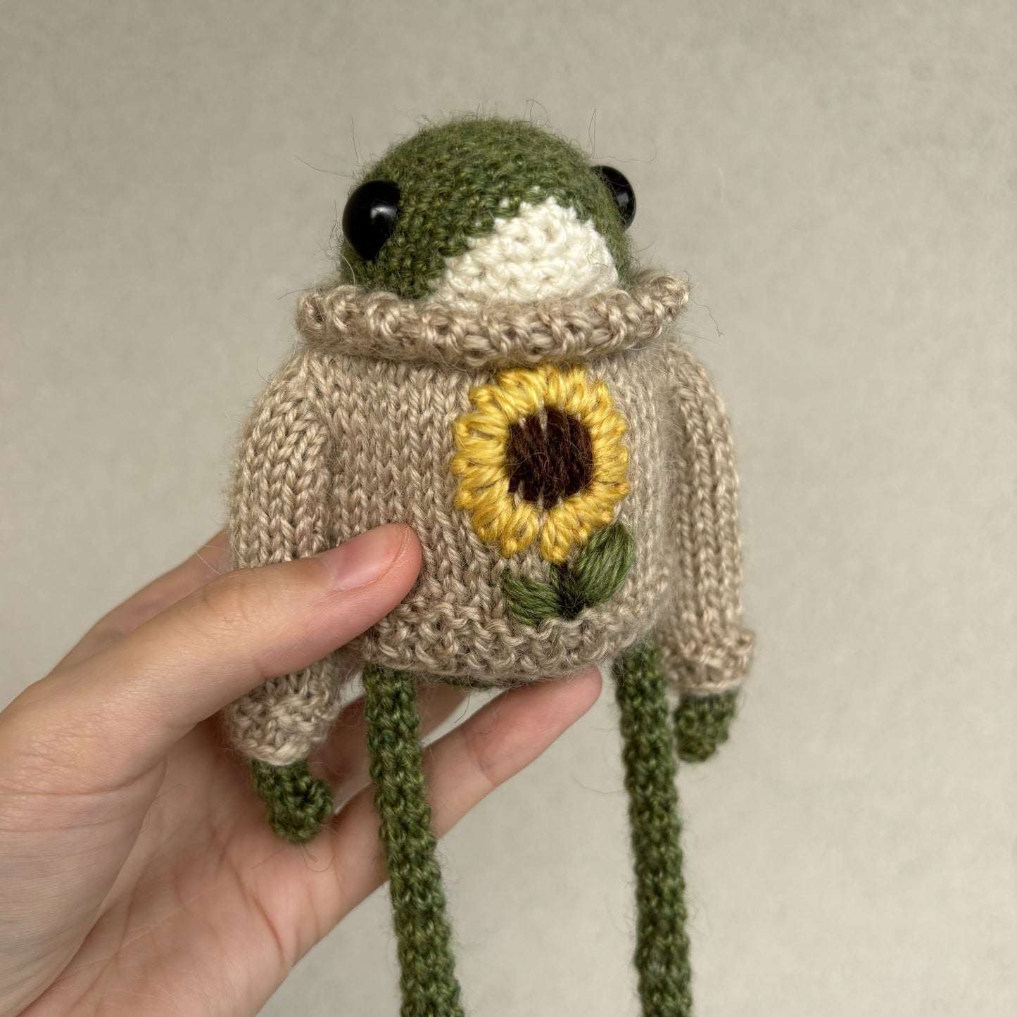 Żabka w swetrze ze słonecznikiem