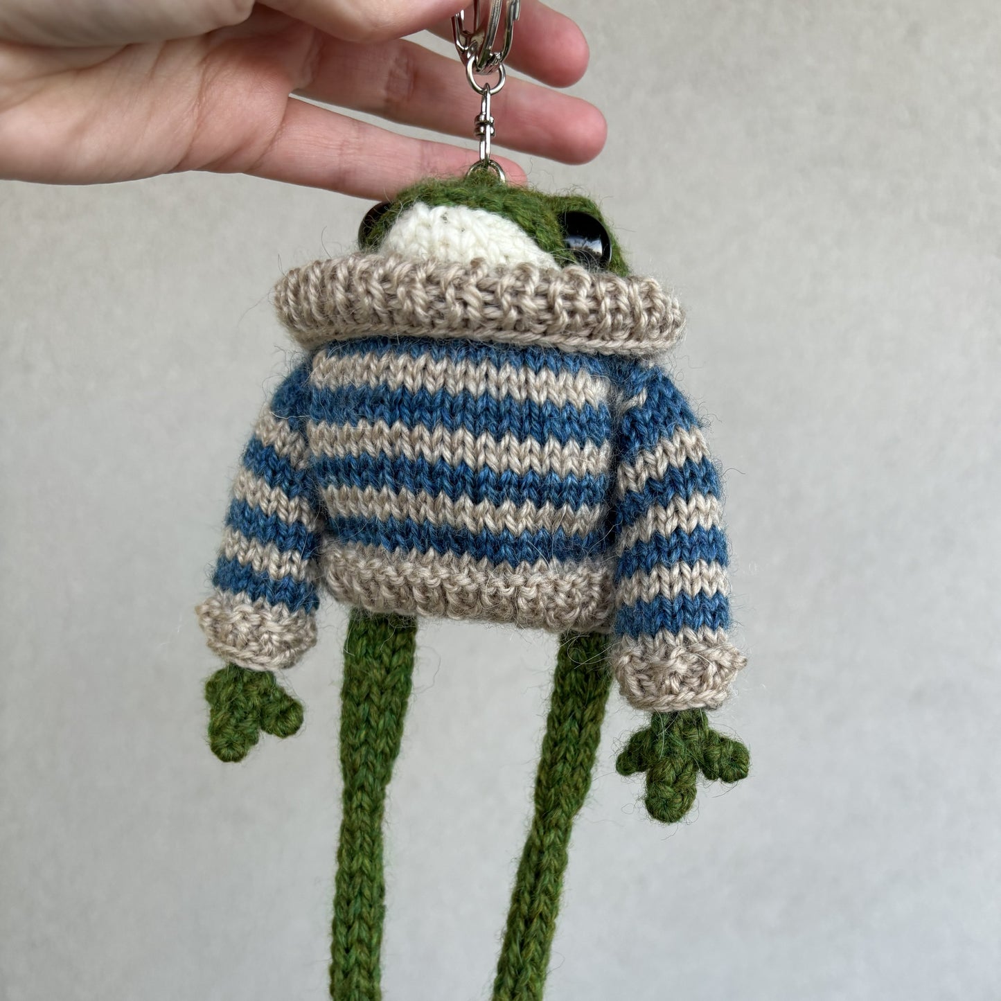 Breloczek Żabka w swetrze beżowo-błękitnym