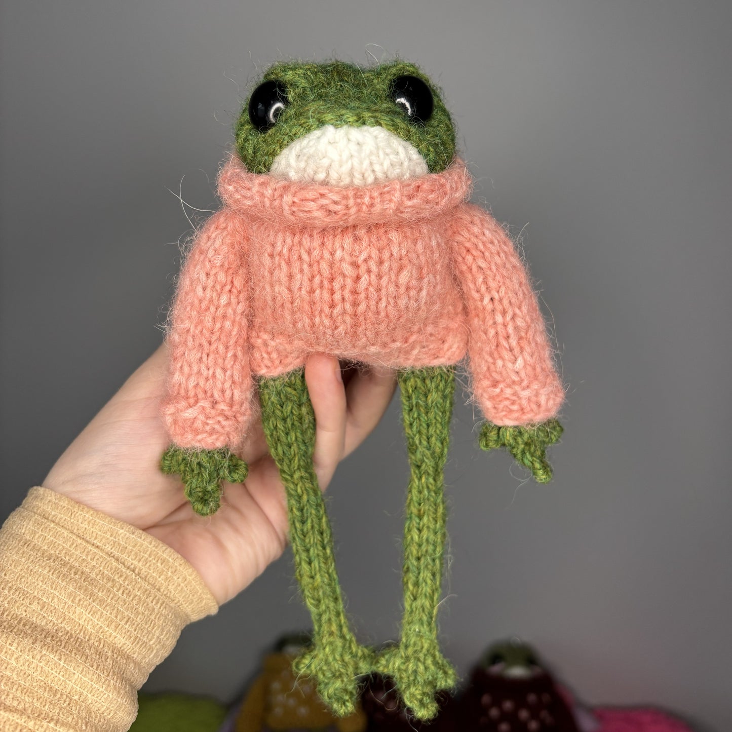 Maskotka Żabka w brzoskwiniowym sweterku