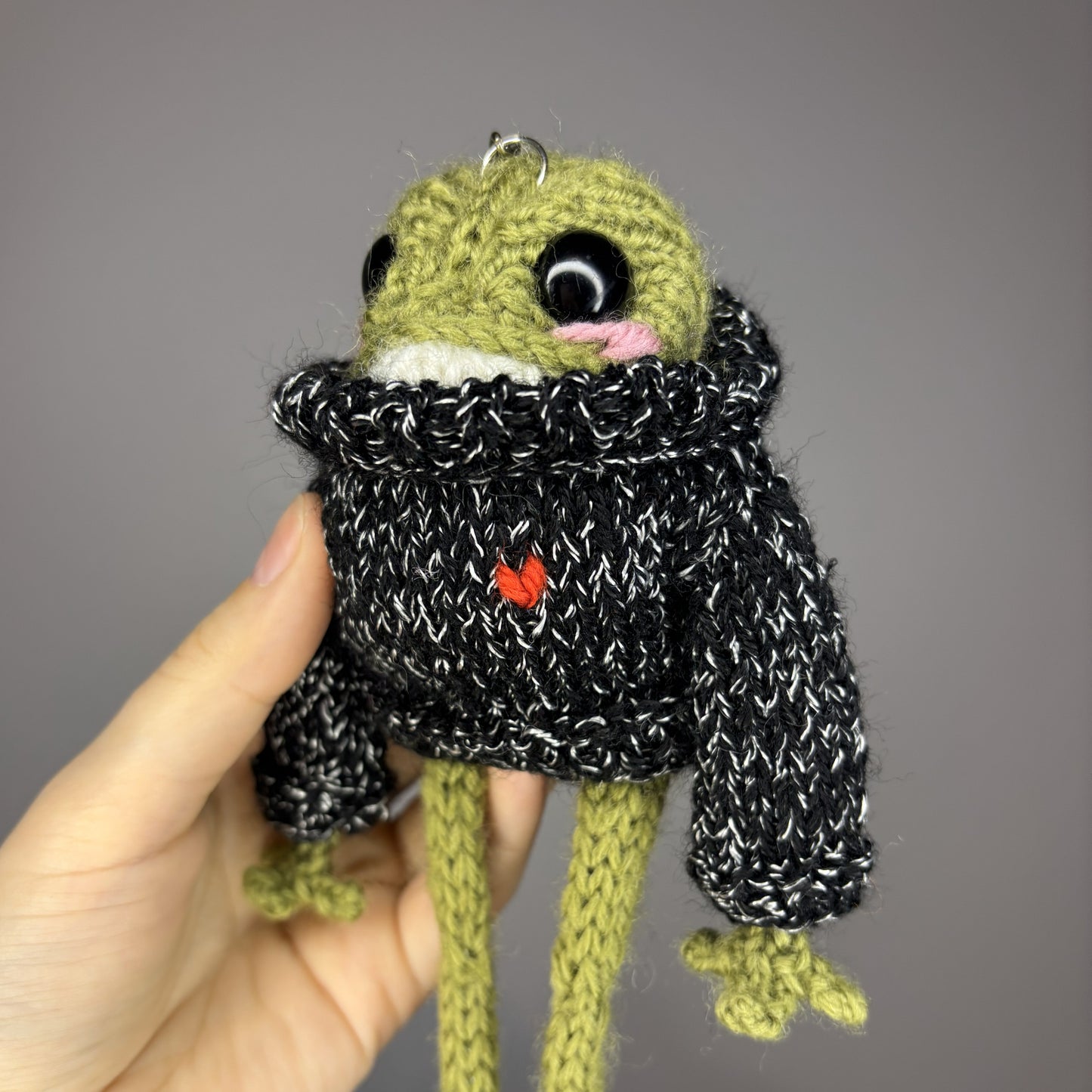 Żabka w sweterku z serduszkiem (z breloczkiem)