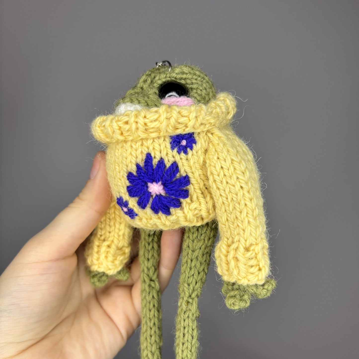 Żabka w sweterku z kwiatami (z breloczkiem)