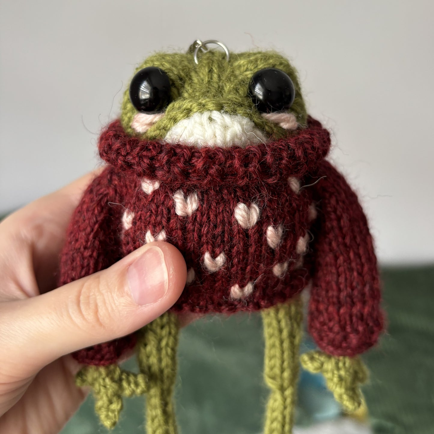 Żabubu w bordowym swetrze