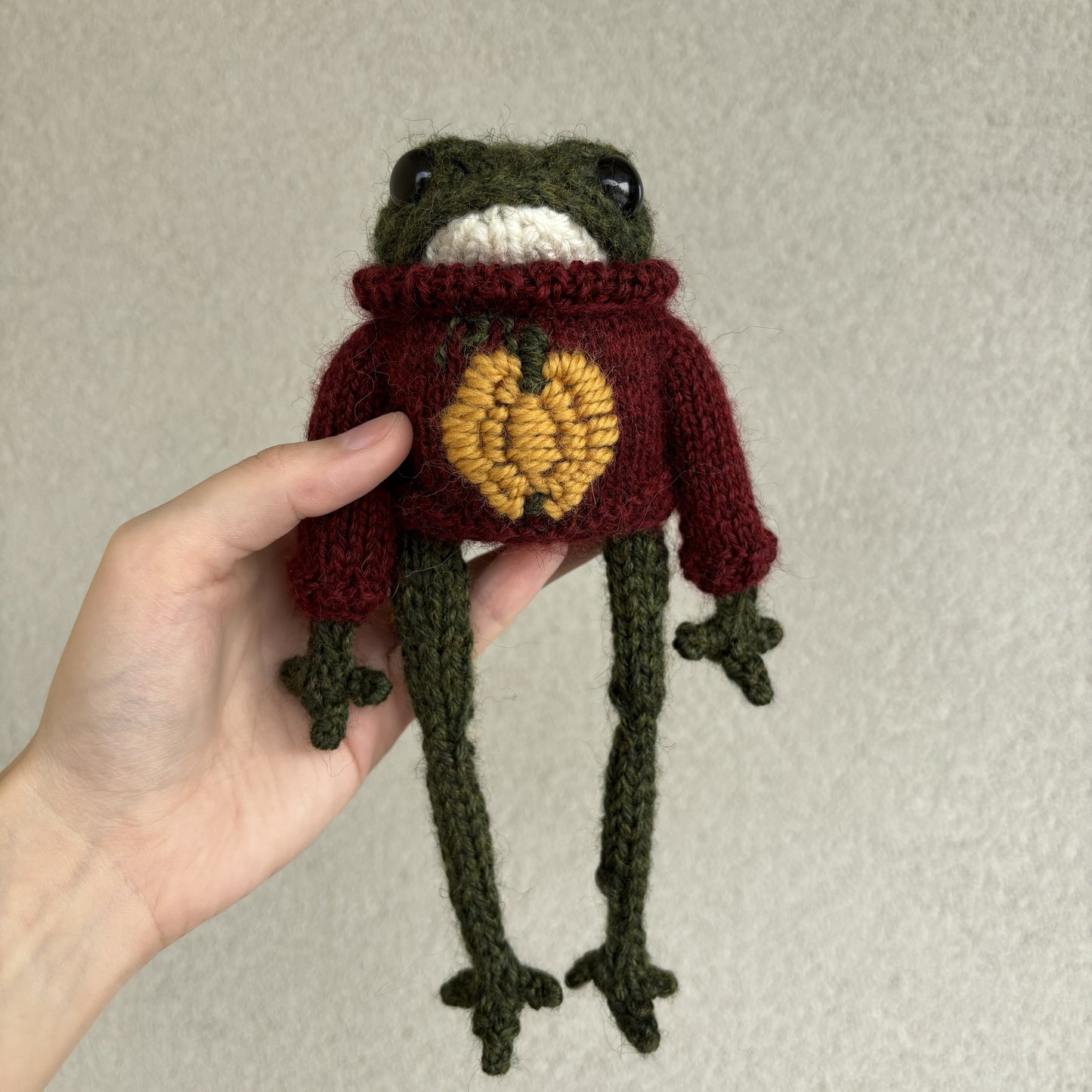 Maskotka Żabka w swetrze z dynią