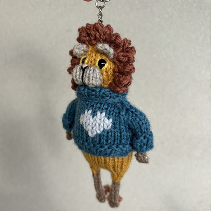 Breloczek Lew w swetrze