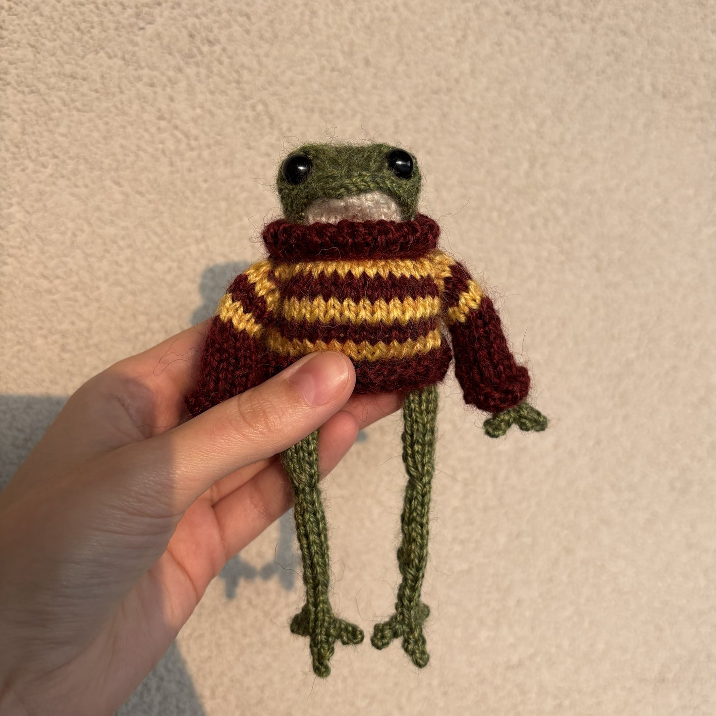 Maskotka Żabka mała w swetrze bordowo-żółtym