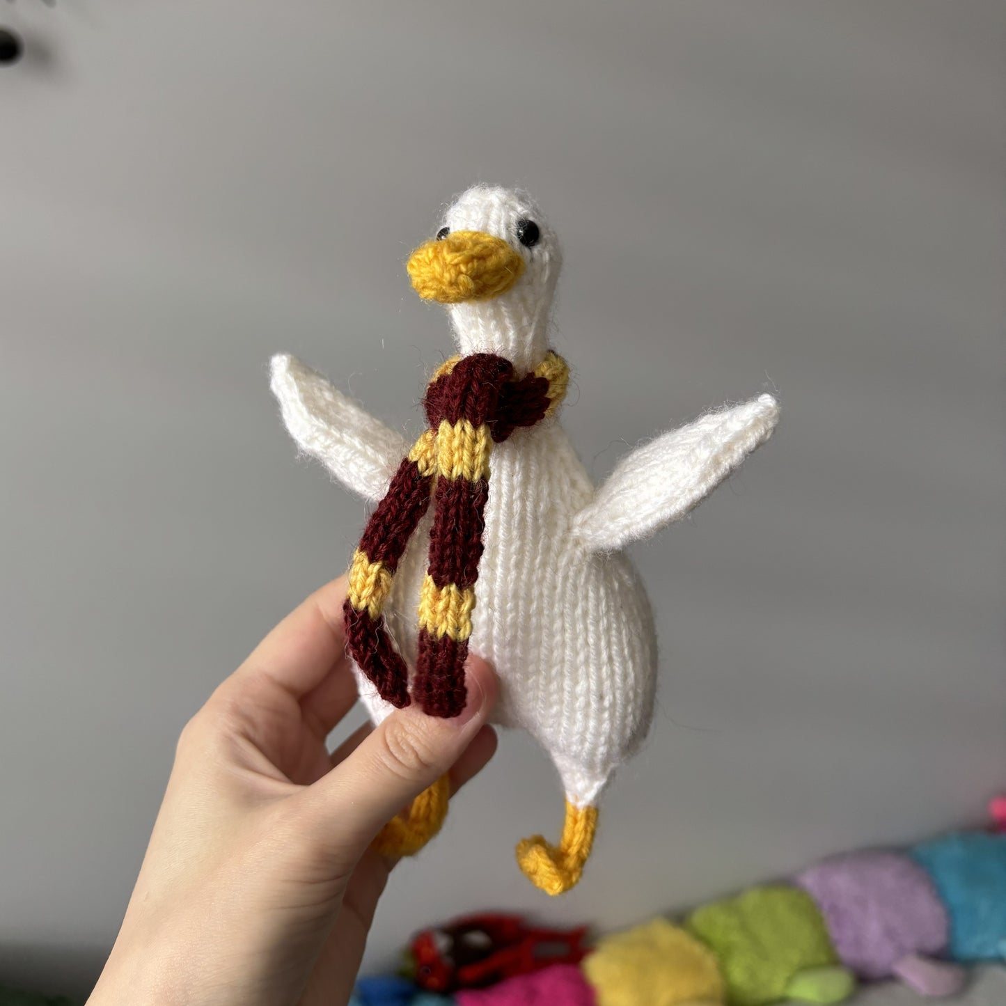 Maskotka Kaczka w szaliku Gryffindor