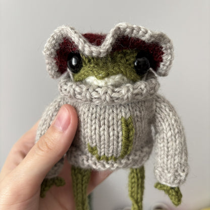 Maskotka Żabka-muchomorek z literką beżowy