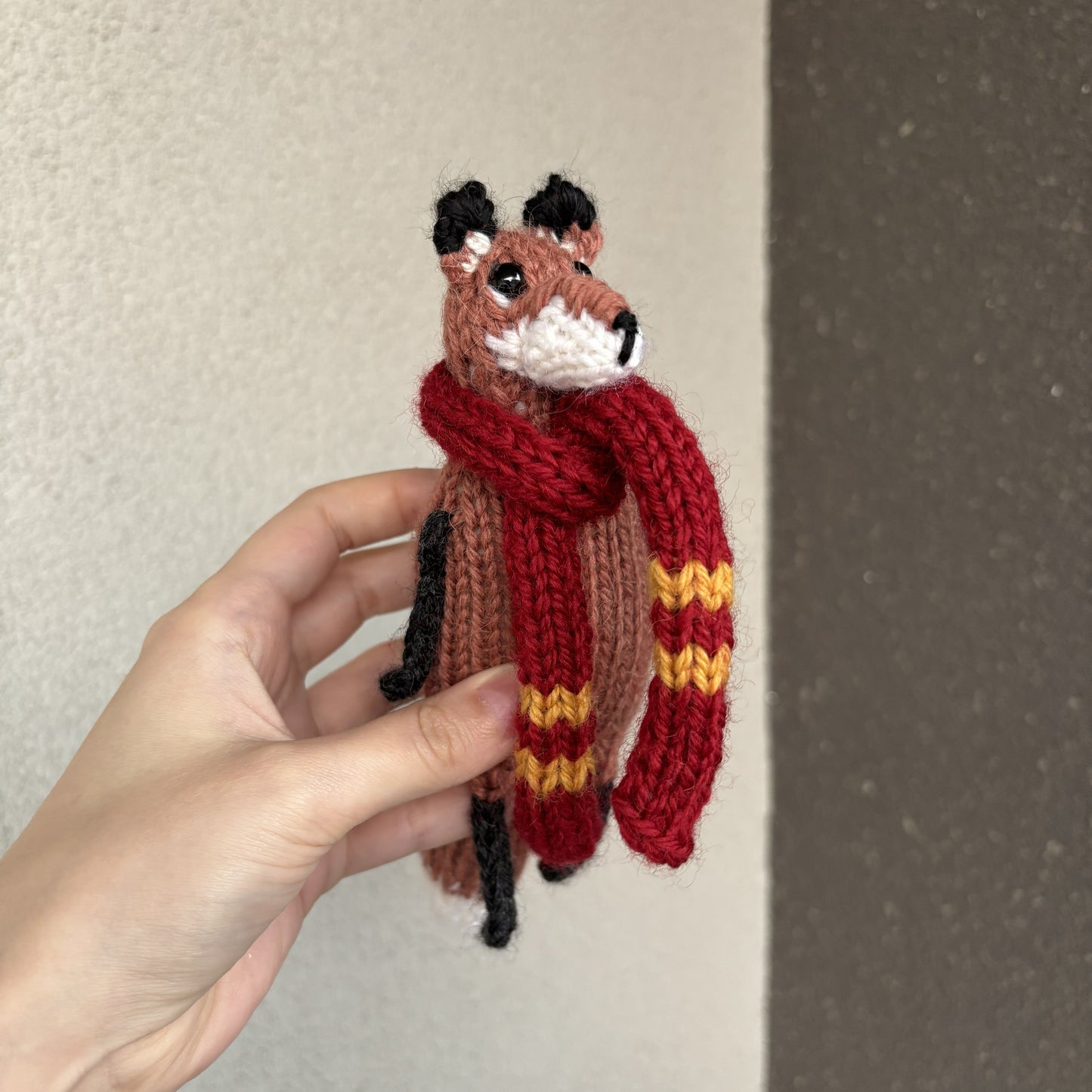 Maskotka Lisek w szaliku Gryffindor