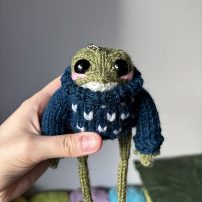 Breloczek Żabubu w granatowym swetrze z inicjałami