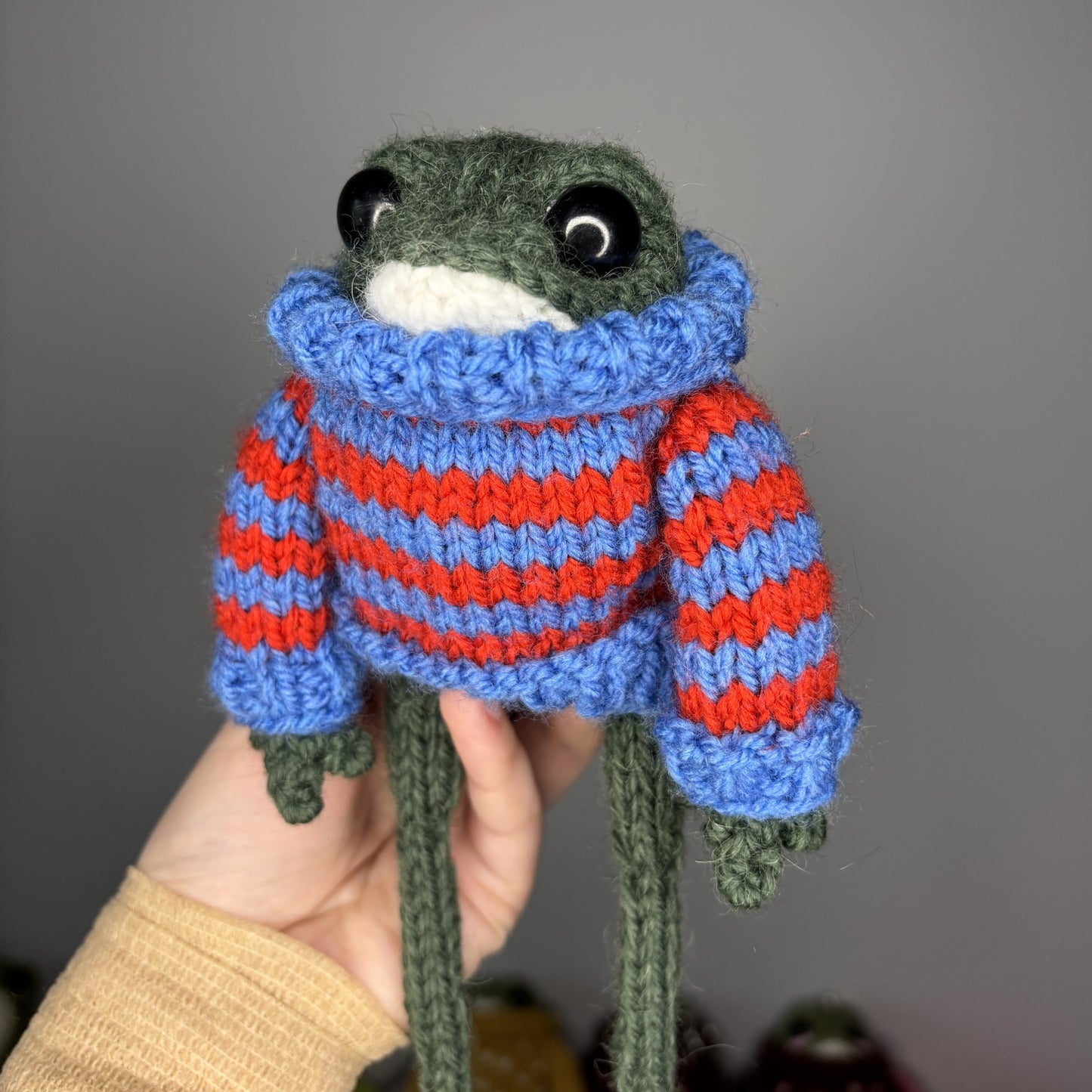 Maskotka Żabka w sweterku w paski